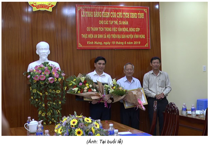 VINH HUNG DISTRICT AWARDS THE CREDIT OF THE PROVINCE’S CHAIRMAN TO 1 TEAM AND 02 INDIVIDUALS